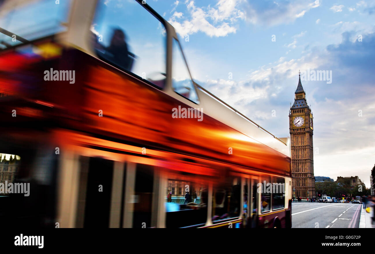 Londra, Regno Unito. Bus rosso in movimento e il Big Ben Foto Stock