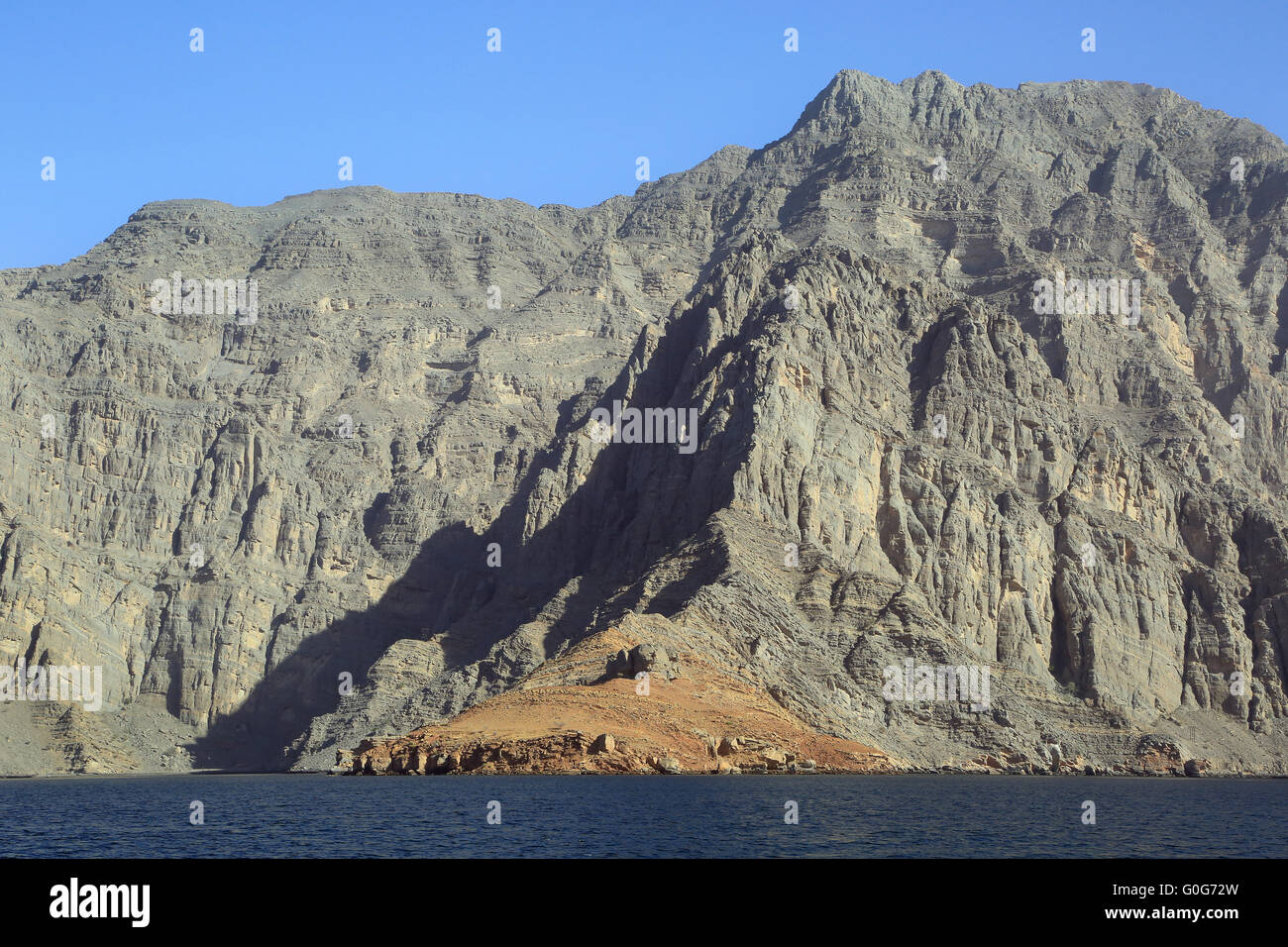Scogli colorati nel fiordo Khor Ash Sham in Oman Foto Stock