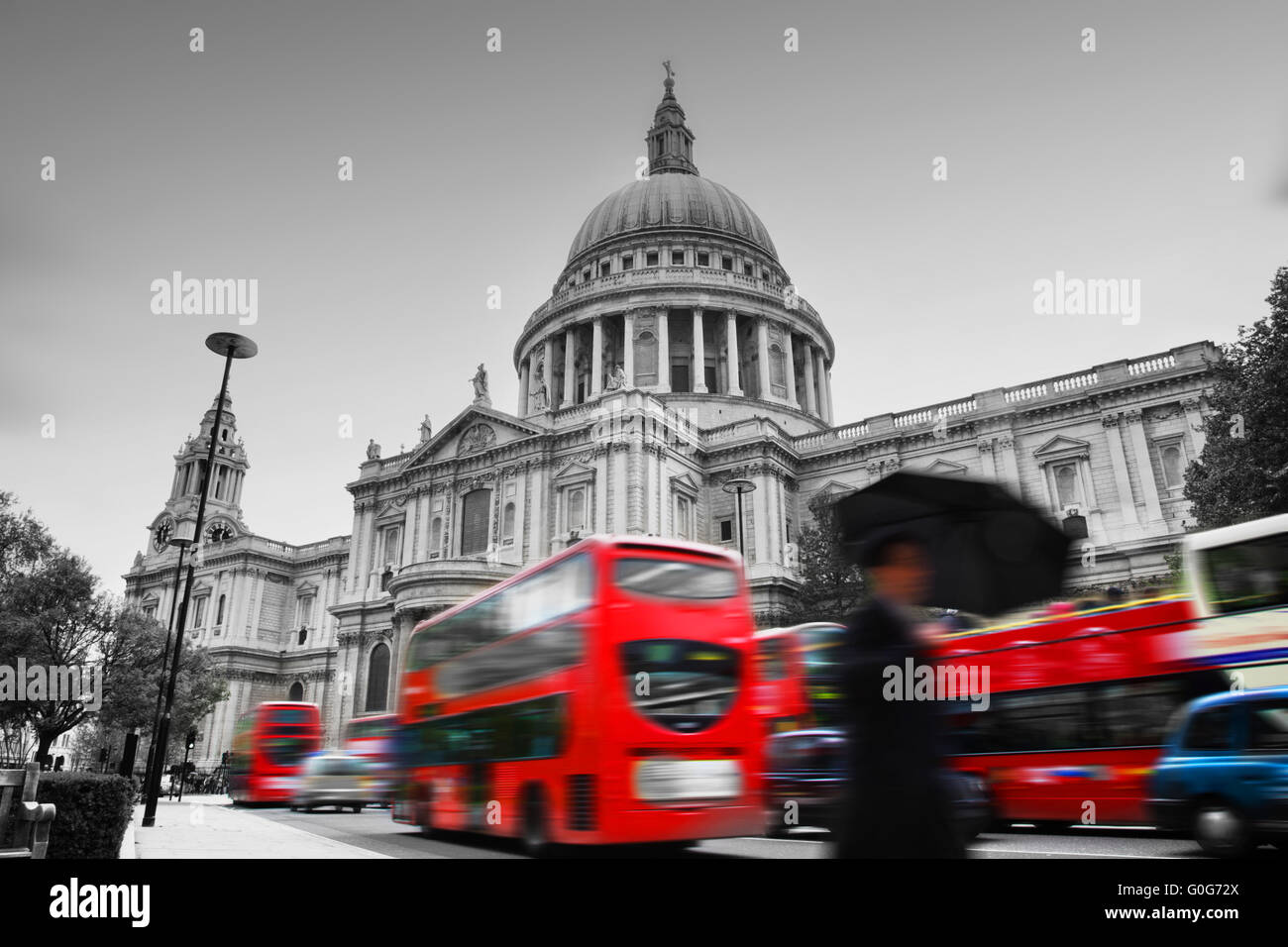 La cattedrale di san Paolo a Londra, Regno Unito. Autobus rossi in movimento Foto Stock