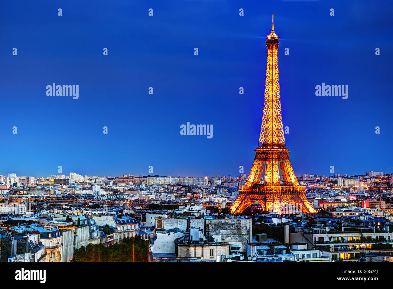 Tetto a vista sulla Torre Eiffel, Parigi, Francia Foto Stock