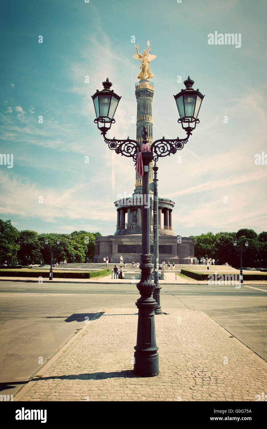 La Colonna della Vittoria dietro il lampione a Berlino Foto Stock
