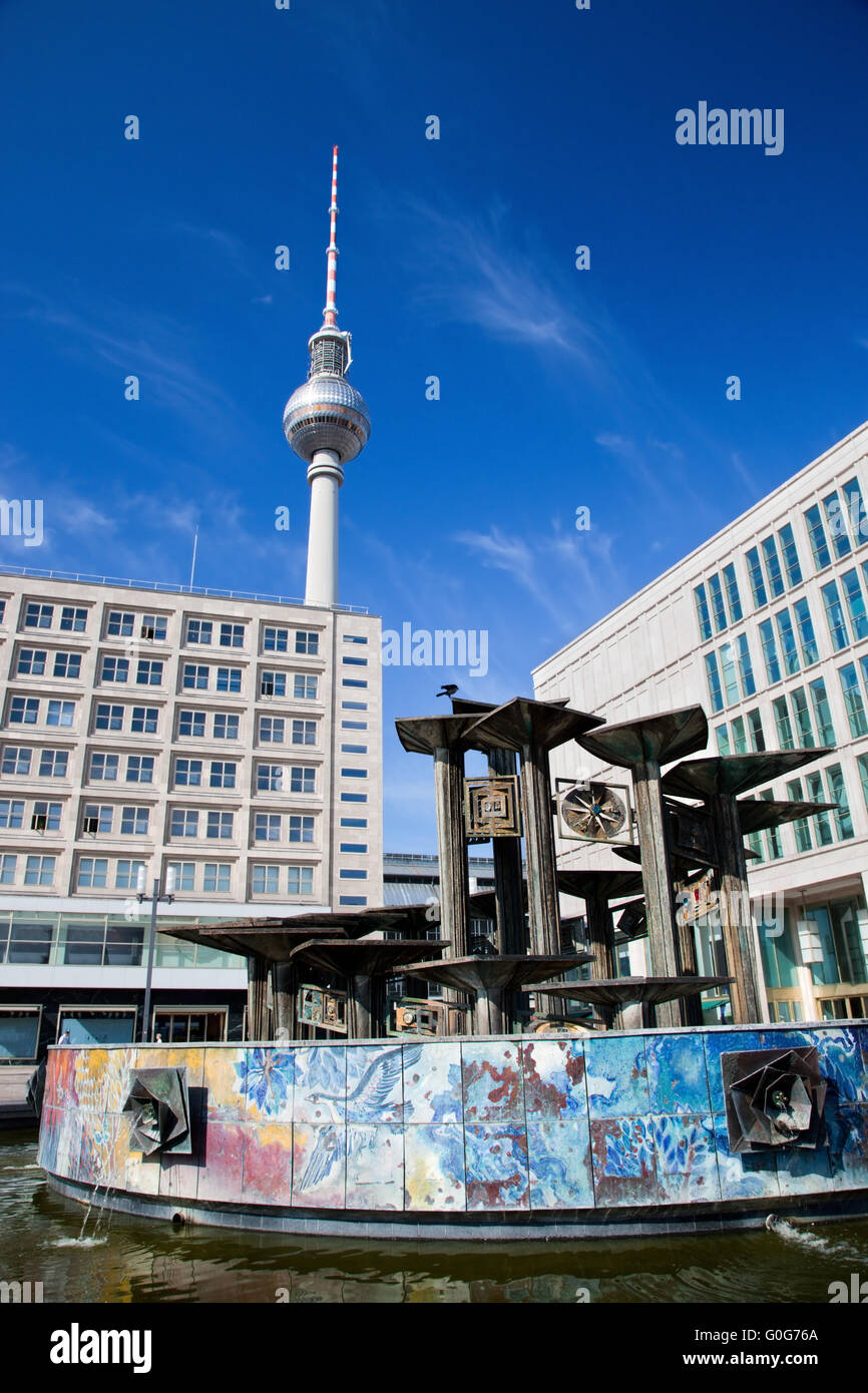 La fontana su Alexanderplatz. Vista sulla Torre della Televisione Foto Stock