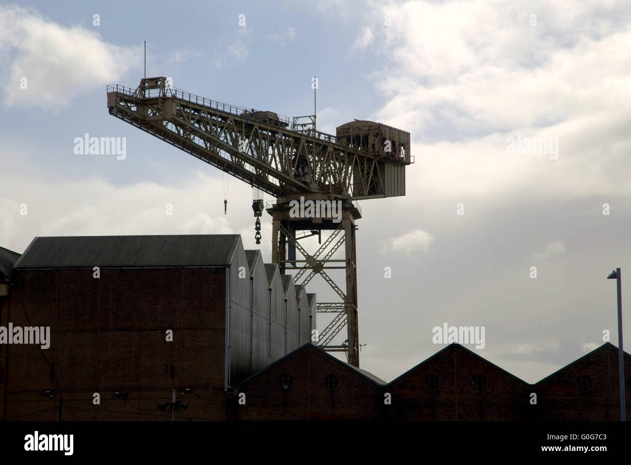 Clyde Titan Gru Gru Whiteinch accanto a un junkyard, e per sé accanto a un edificio della ex opere Diesel Glasgow Foto Stock