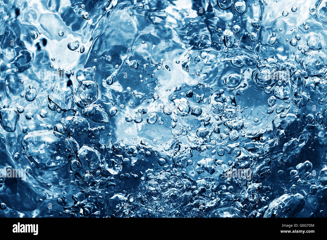 Di acqua dolce pulita con bolle che compaiono quando si versa acqua o una splash. Sfondo naturale Foto Stock