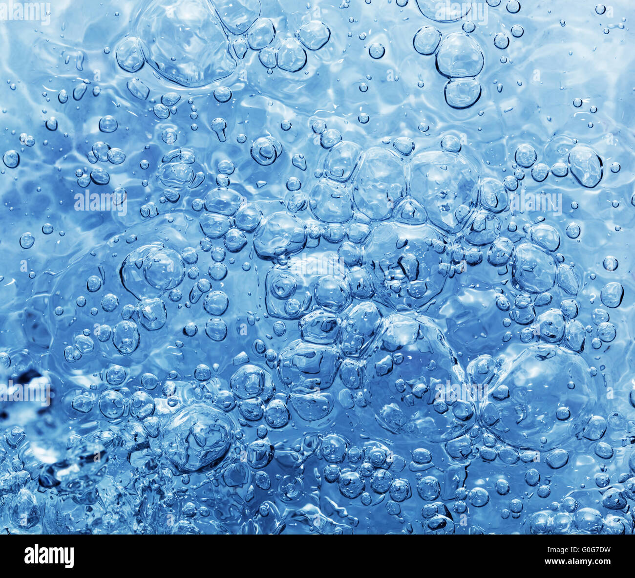 Di acqua dolce pulita con bolle che compaiono quando si versa acqua o una splash. Sfondo naturale Foto Stock