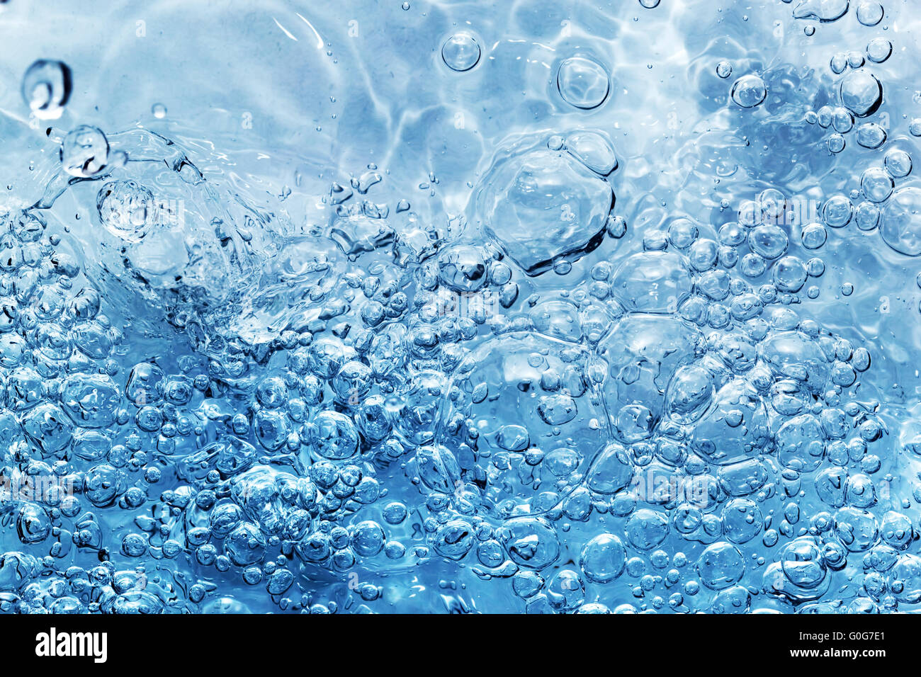 Di acqua dolce pulita con bolle che compaiono quando si versa acqua o una splash. Sfondo naturale Foto Stock