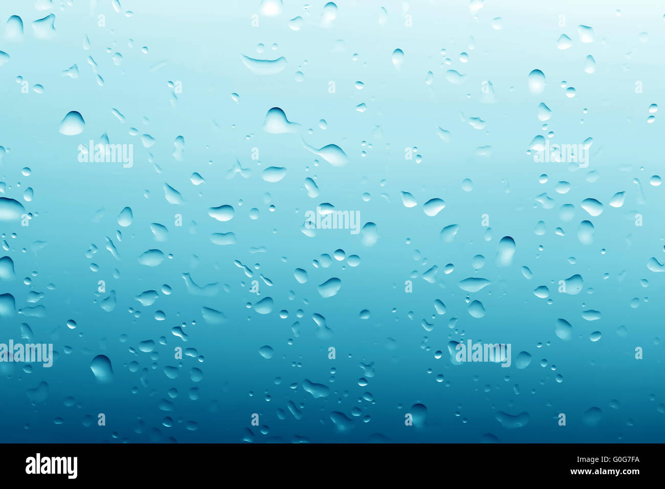 Gocce d'acqua sul vetro pulito lo sfondo blu. Modello finale Foto Stock