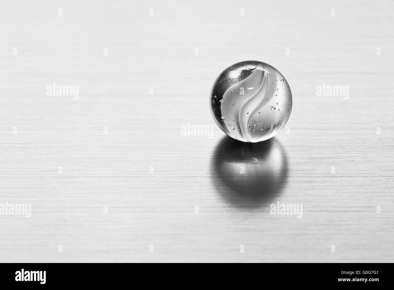 Vetro trasparente sfera sulla superficie di metallo. Conceptual background moderno per sciene Foto Stock