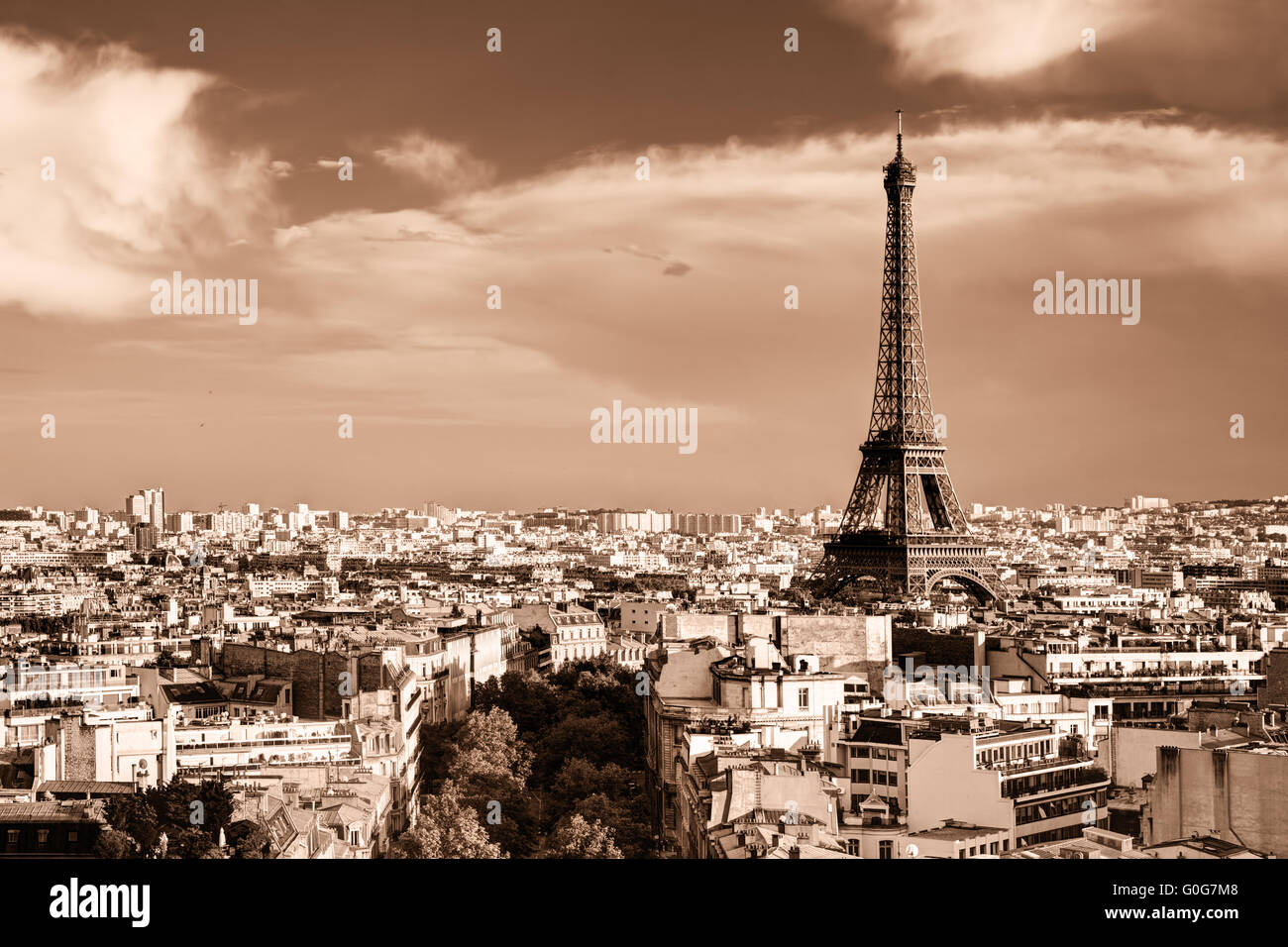 Tetto a vista sulla Torre Eiffel da Arc de Triomphe. Giornata di sole Foto Stock