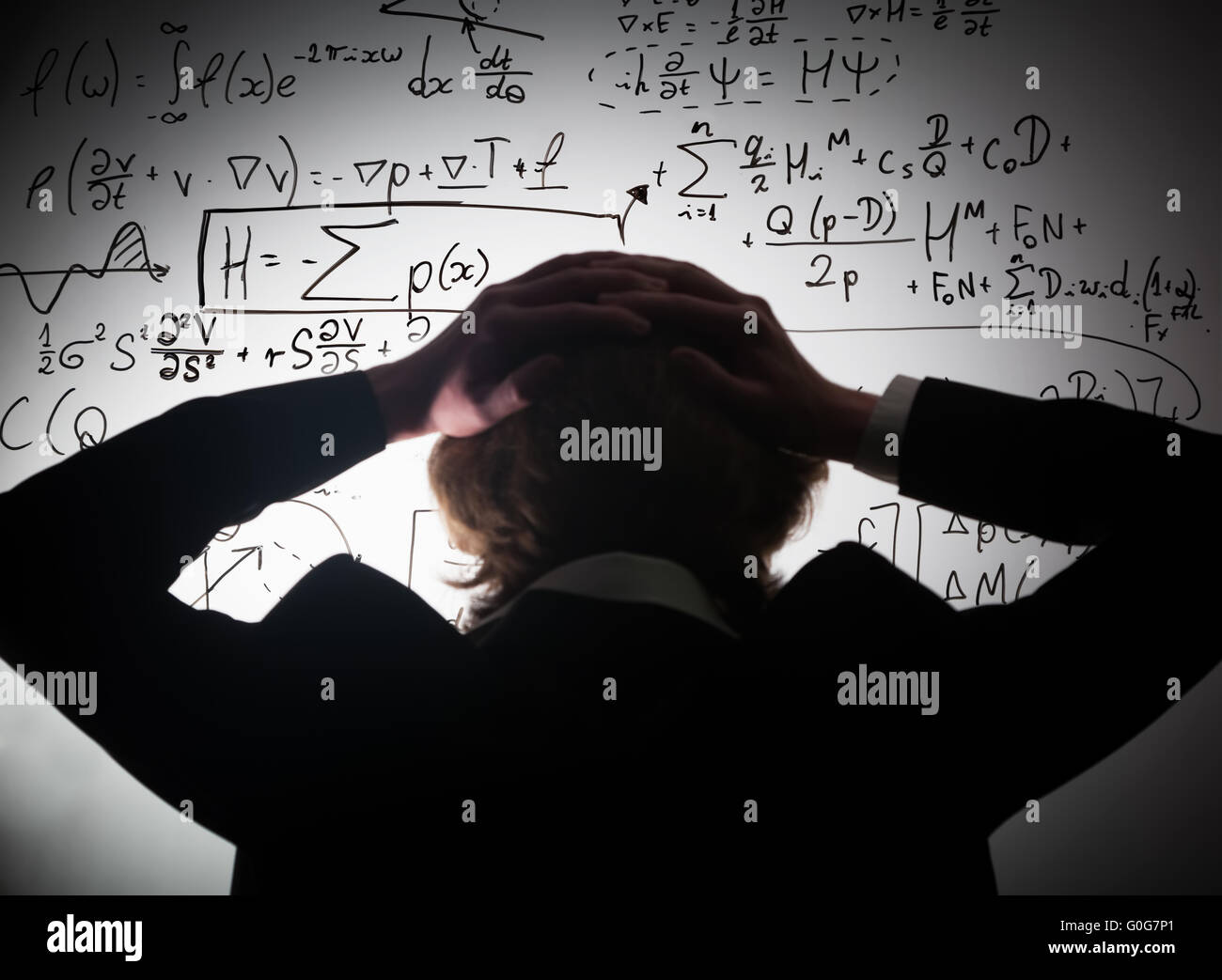 Studente tenendo la sua testa guardando complesse formule matematiche sulla lavagna. Problema da risolvere Foto Stock