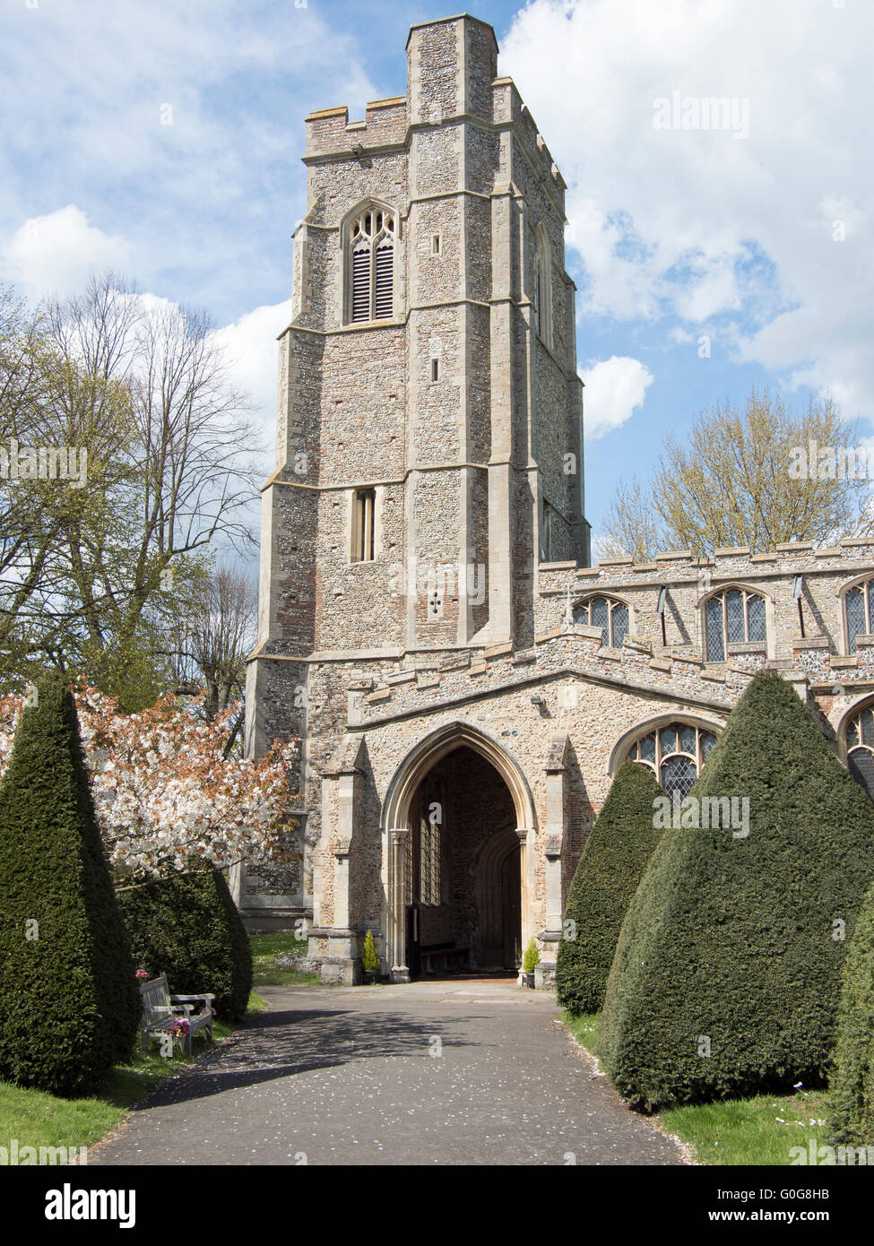 Il percorso che conduce alla porta anteriore del la chiesa di Saint Gregory a Sudbury, Suffolk Foto Stock