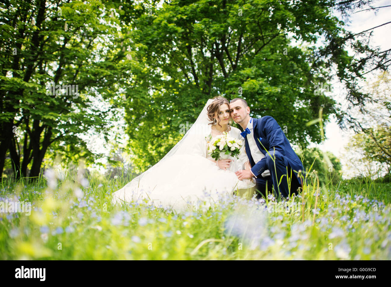 Giovane e bella carino sposi passeggiate al parco Foto Stock