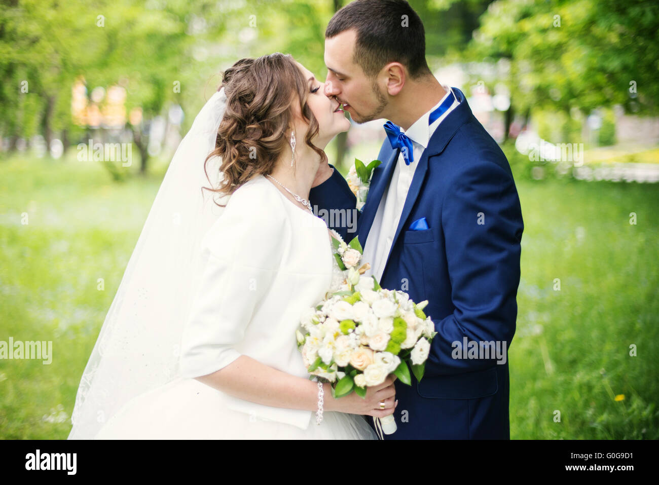 Giovane e bella carino sposi passeggiate al parco Foto Stock