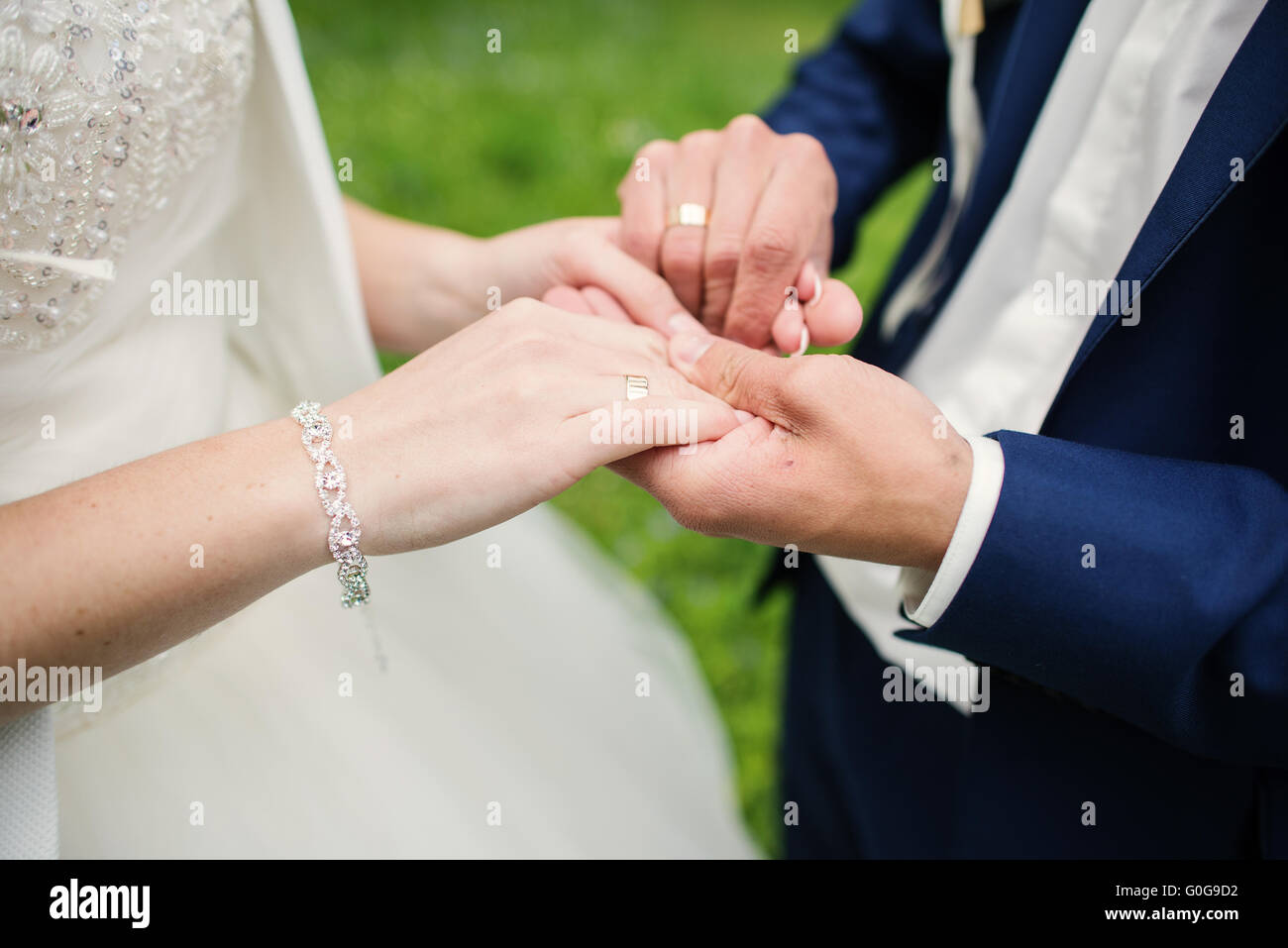 Le mani di sposi Foto Stock