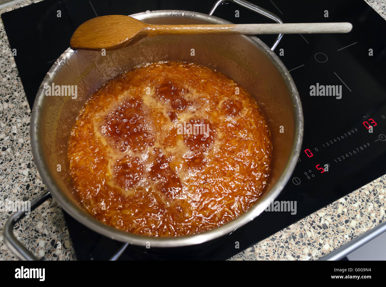 La cottura di marmellata fatta dal sangue di succo d'arancia Foto Stock