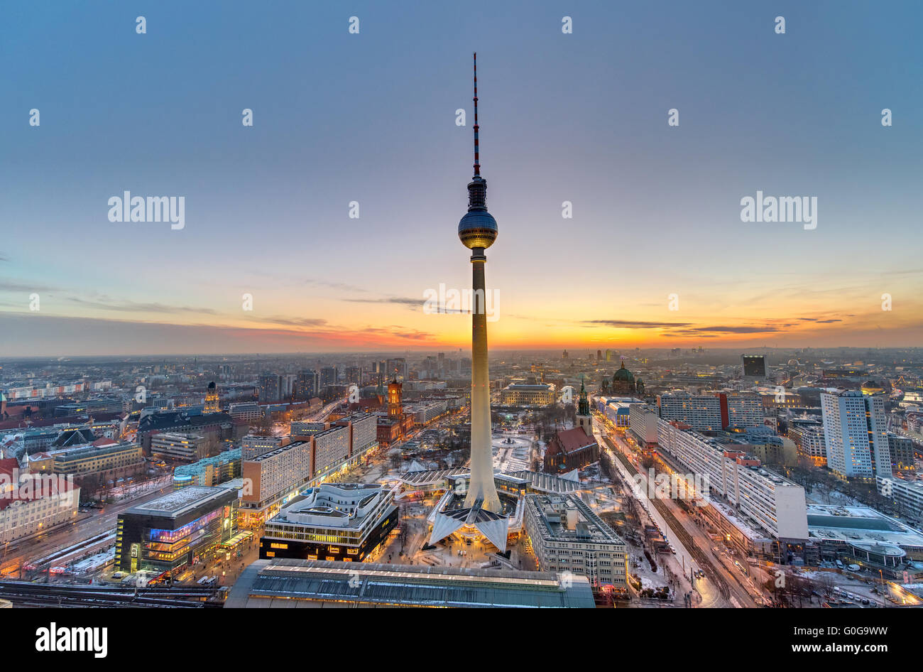 La famosa torre della televisione di Berlino al tramonto Foto Stock