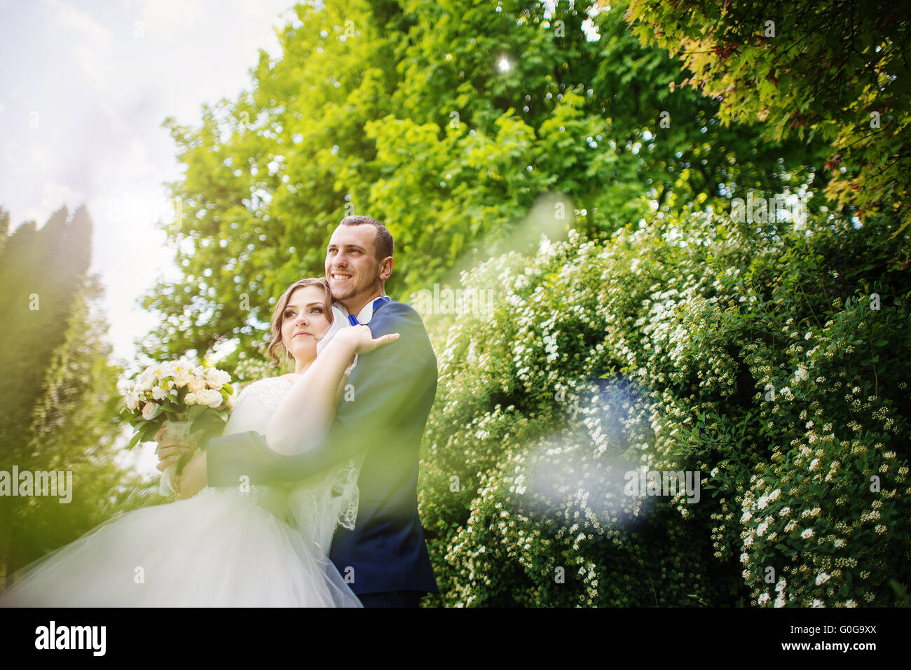 Giovane e bella carino sposi passeggiate al parco Foto Stock