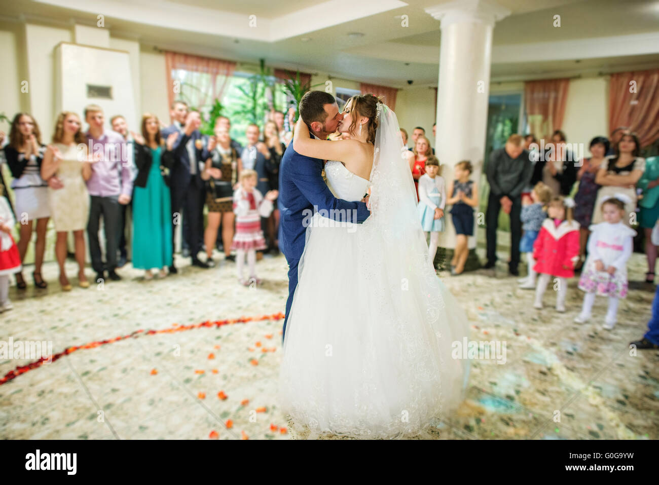 Primo ballo di nozze sul cuore di fiori Foto Stock