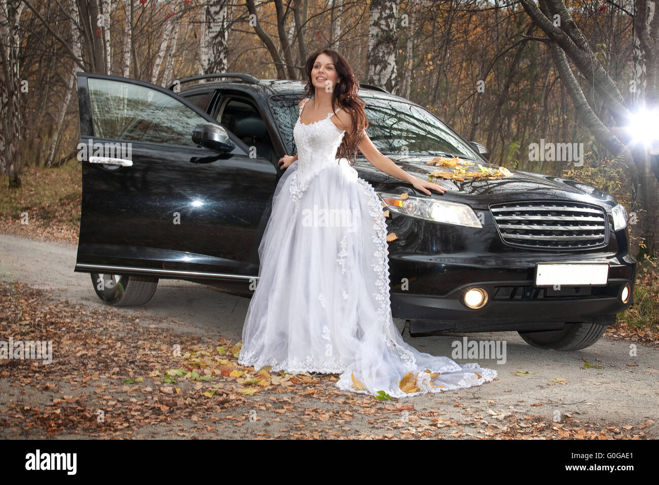 Giovane Sposa in una foresta Foto Stock