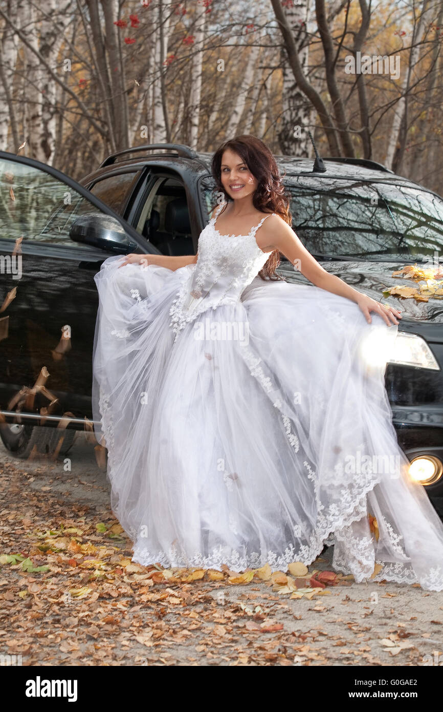 Giovane Sposa in una foresta Foto Stock