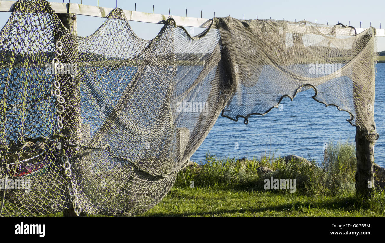 Le reti da pesca e trappole di pesce su un rack di legno. Foto Stock