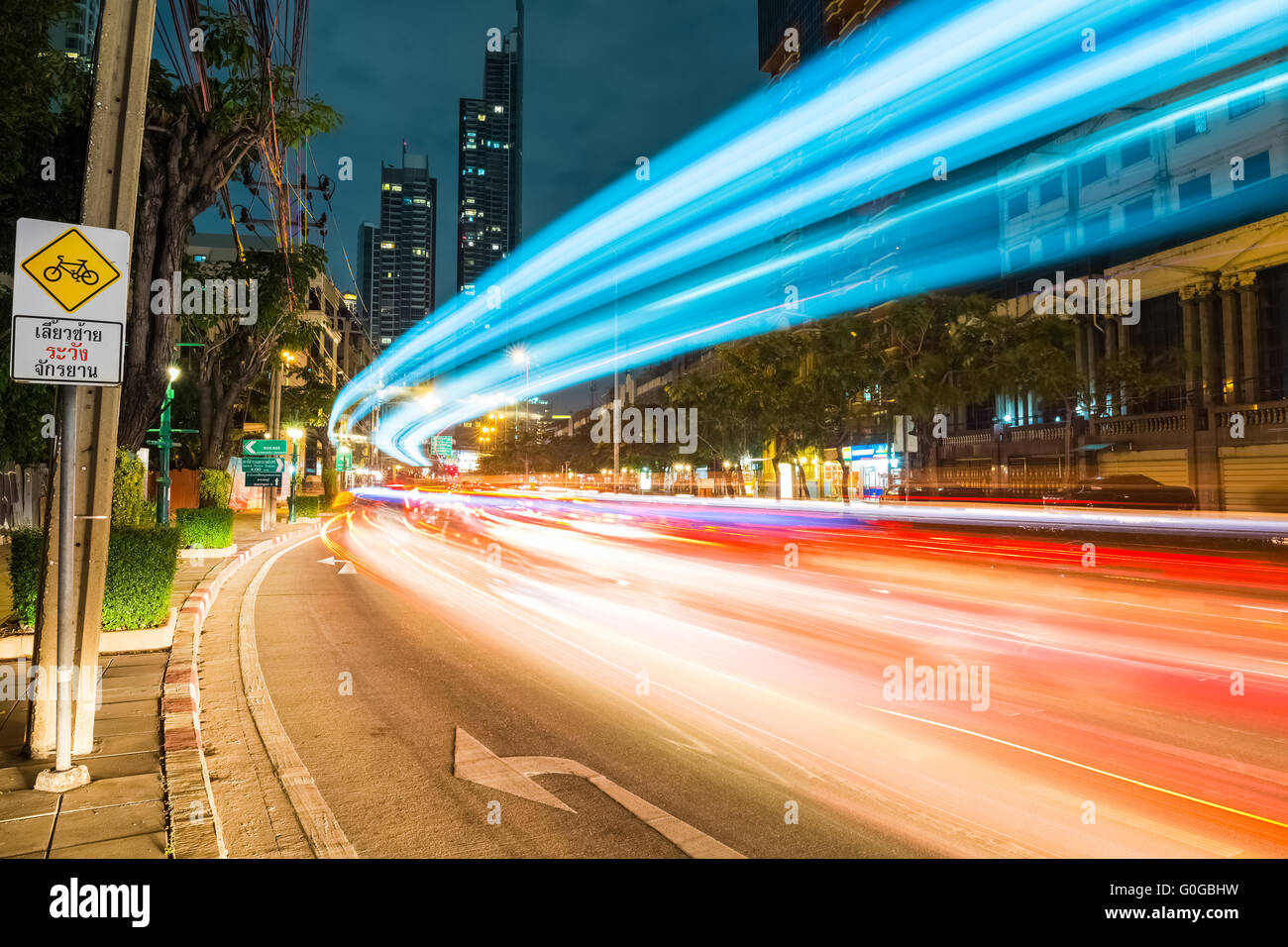 Bangkok cityscape di sentieri di luce Foto Stock