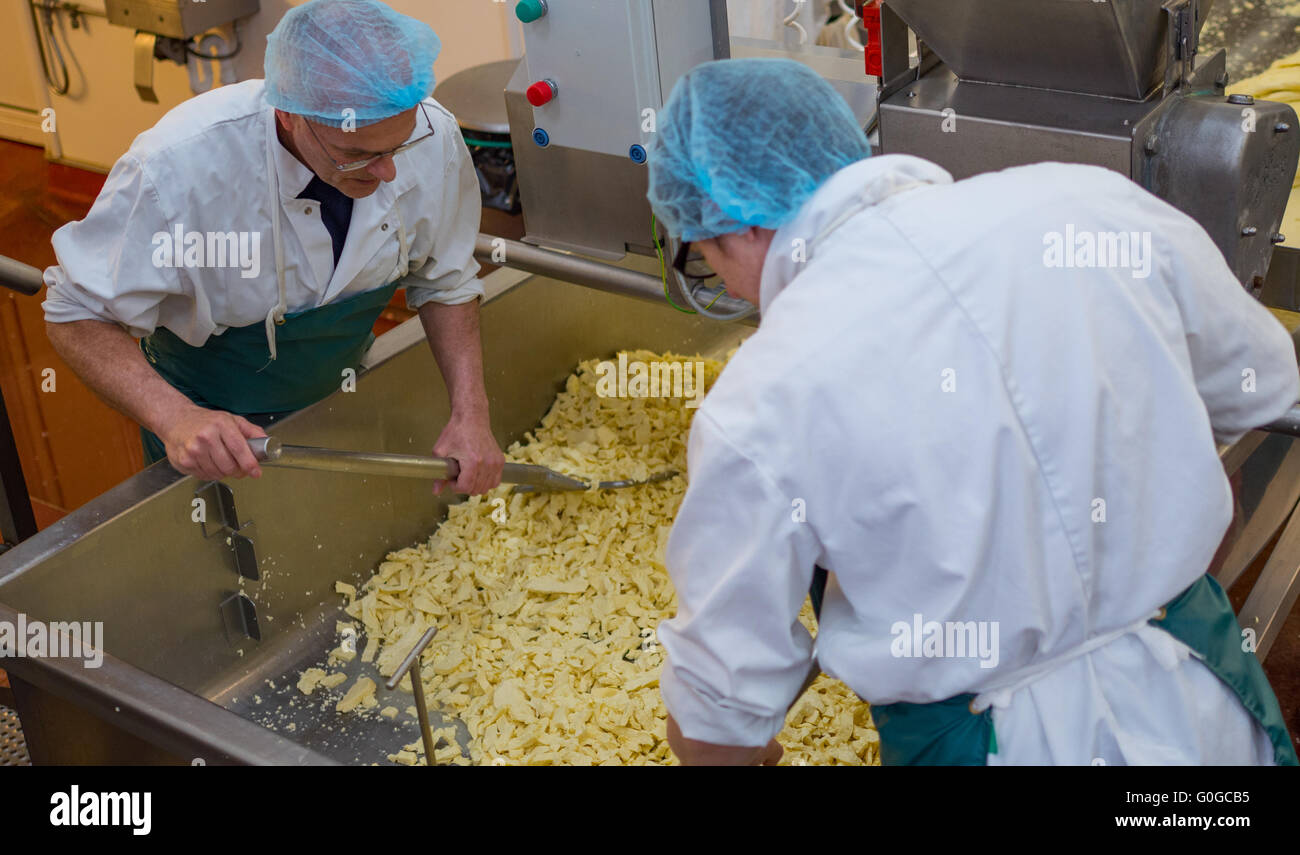 Due uomini manipolazione di filamenti di formaggio Foto Stock