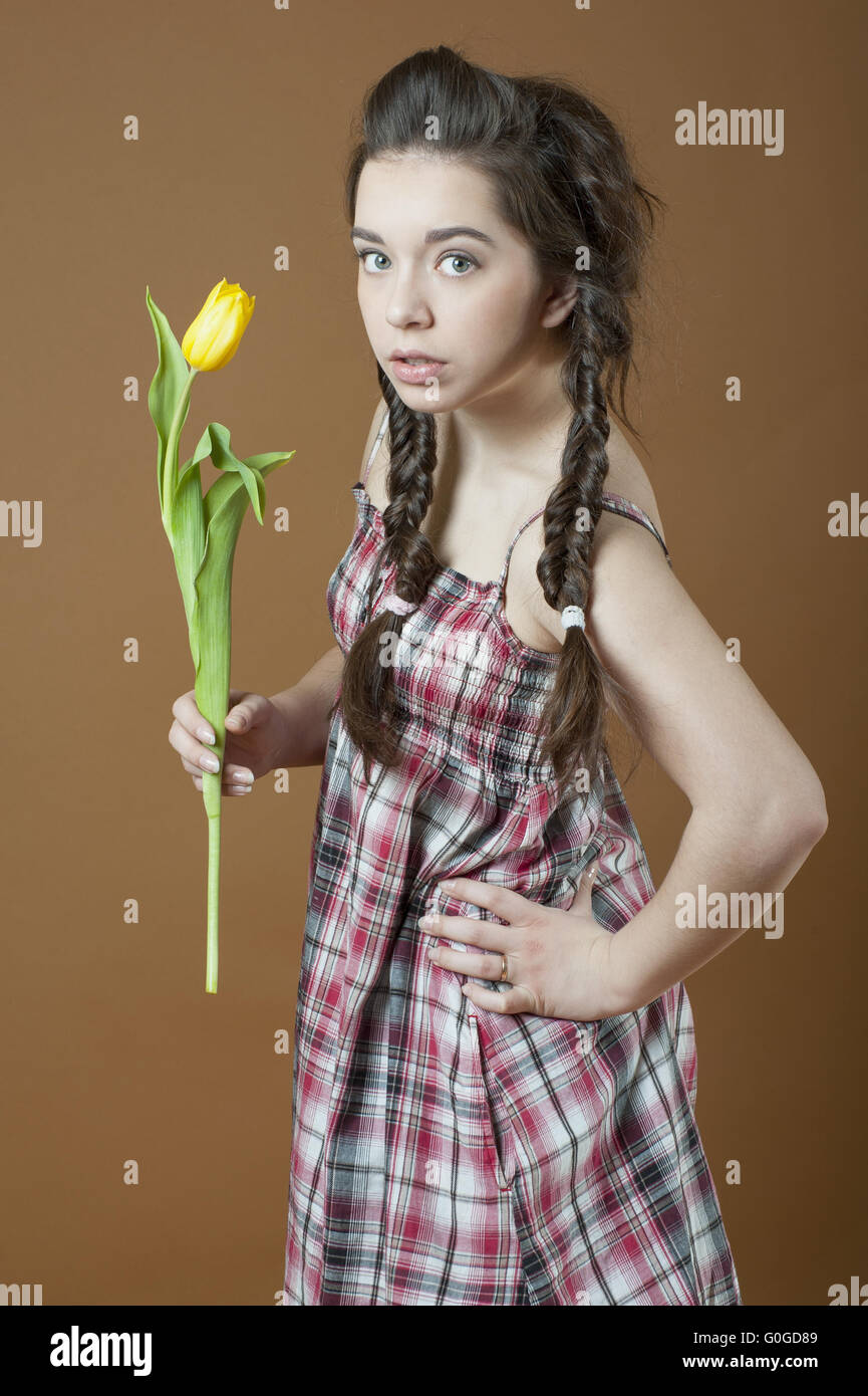 Ragazza giovane con tulipani. Foto Stock