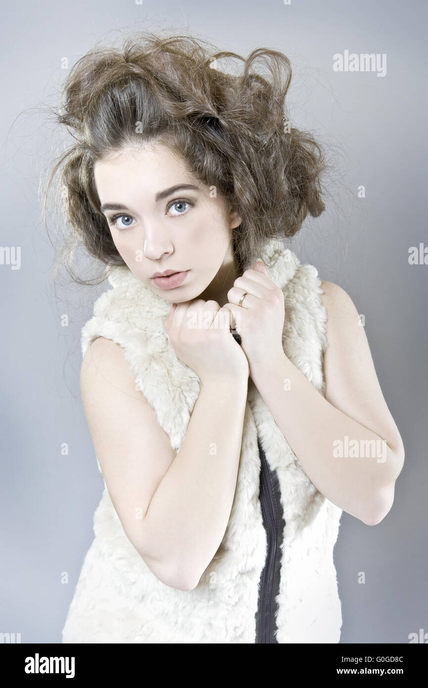 Ritratto di una bella ragazza in un giubbotto di pelliccia. Foto Stock
