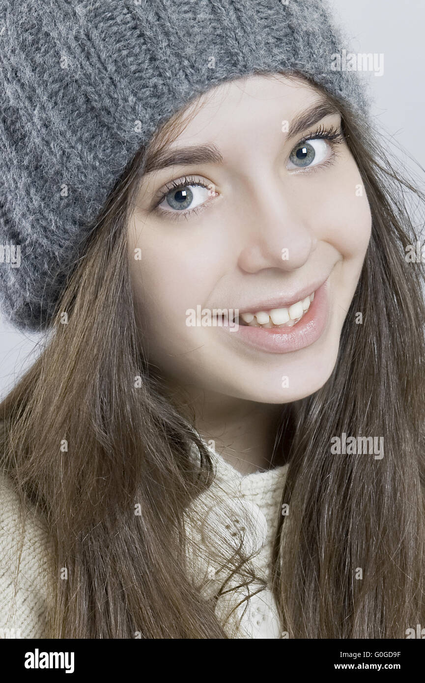 Ritratto di una giovane ragazza in un berretto lavorato a maglia. Foto Stock