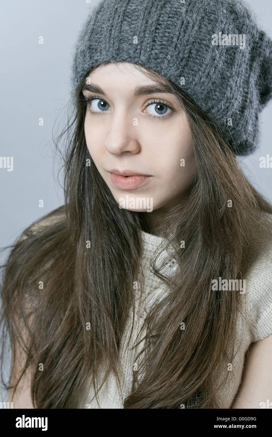 Ritratto di una giovane ragazza in maglia cappello caldo. Foto Stock