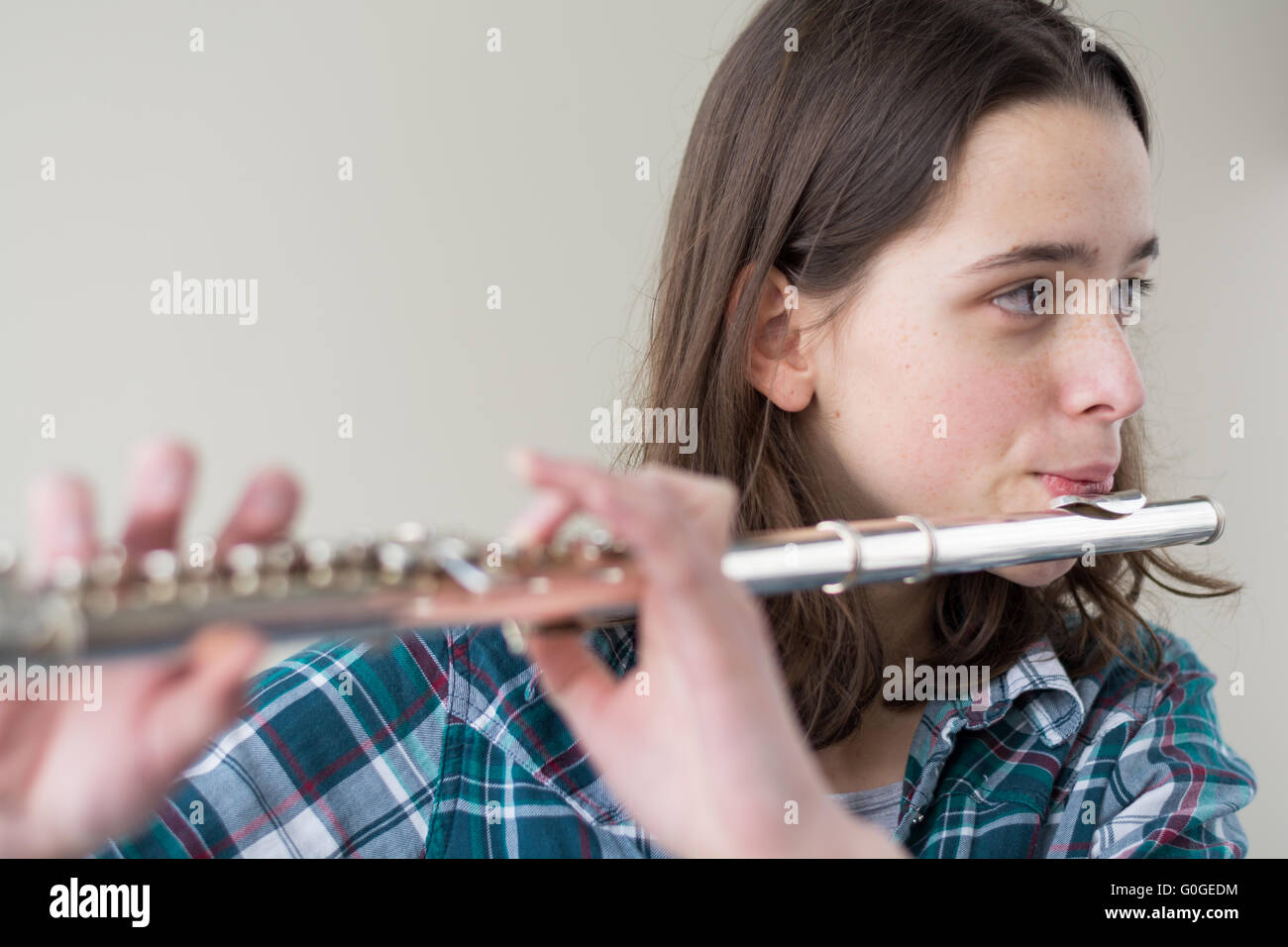 Primo piano di una giovane flautista - faccia concentrata e spazio di copia Foto Stock
