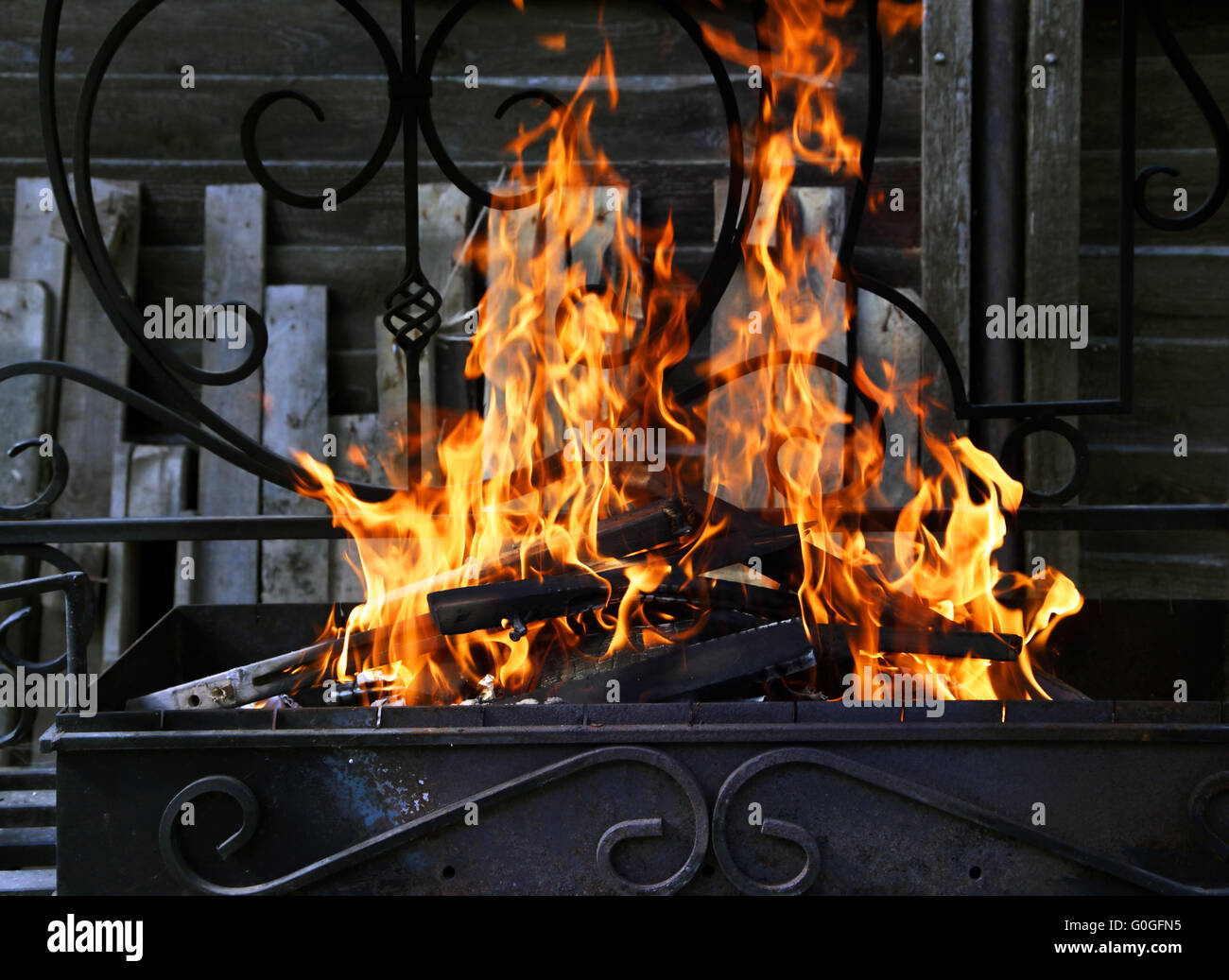 Il fuoco con la formazione di scintille Foto Stock