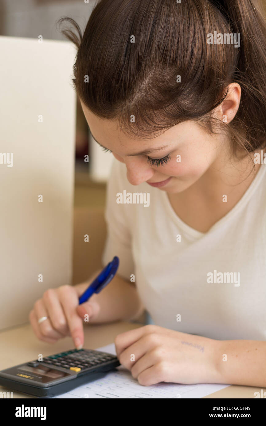 Chiudere - studente fa un test e contate sulla calcolatrice Foto Stock