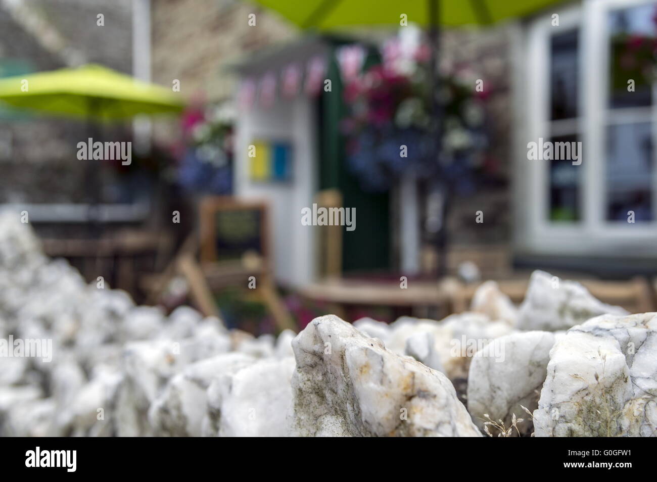 Muro fatto di pietre di fronte un coaching inn sulla costa nord della Cornovaglia. Foto Stock