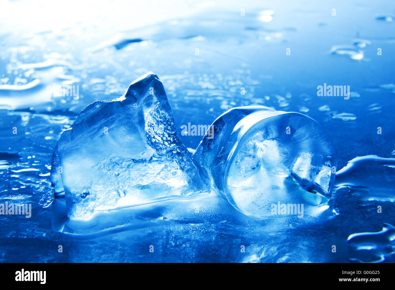 Close-up di fusione di cubetti di ghiaccio. Raffreddare il ristoro. Tonalità di blu. Foto Stock