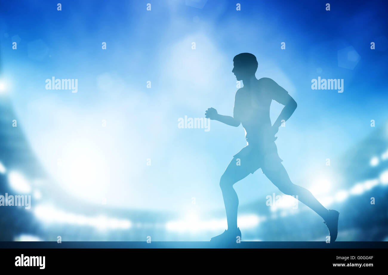 Uomo in esecuzione sullo stadio di notte le luci. Atletica leggera eseguire il concetto. Foto Stock