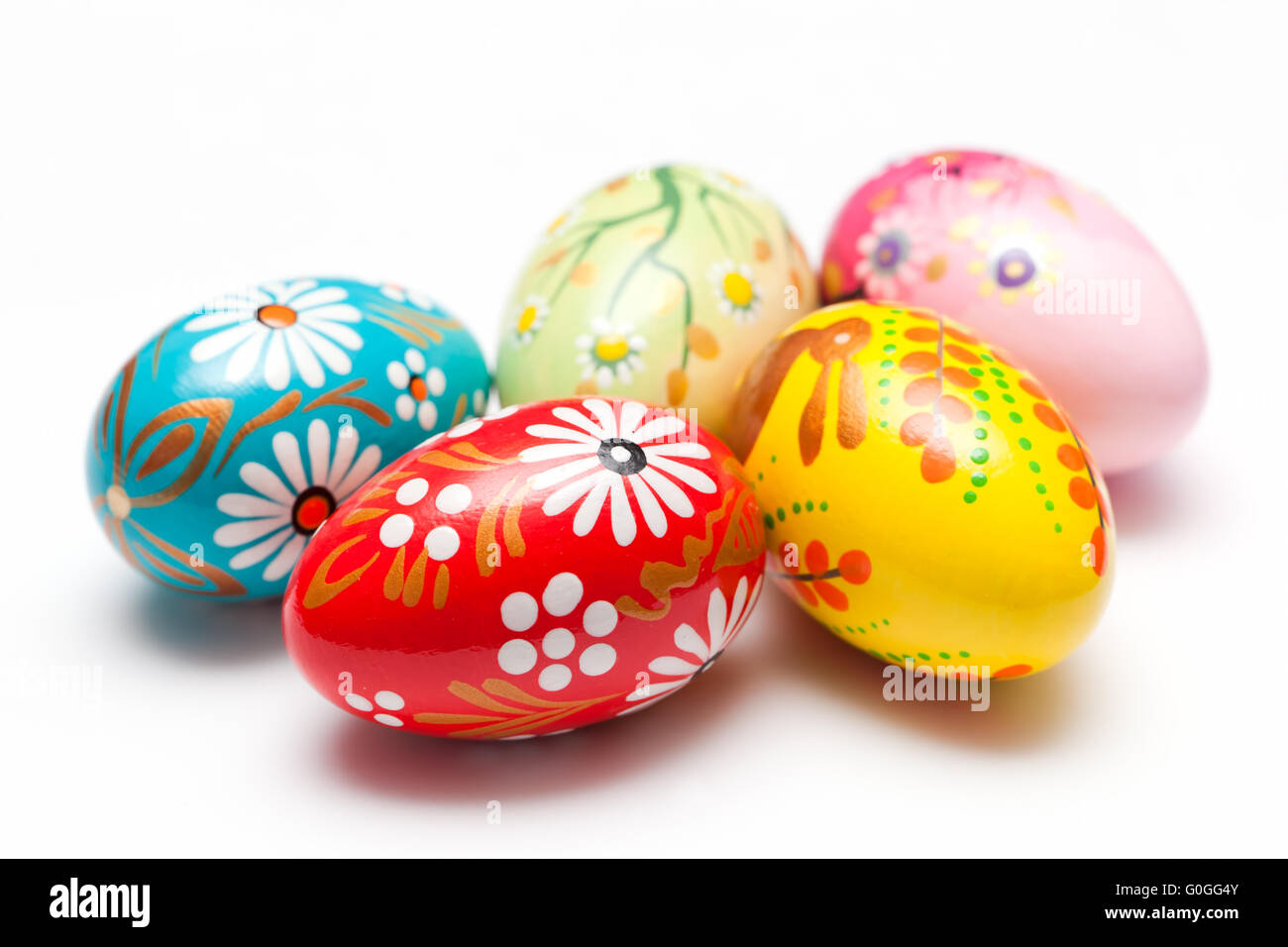 Dipinto a mano le uova di Pasqua isolato su bianco. Floral Foto Stock