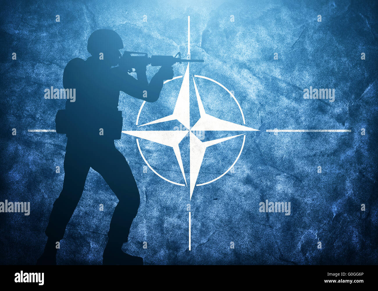 Silhouette di soldato su grunge bandiera della NATO. Esercito unitario Foto Stock