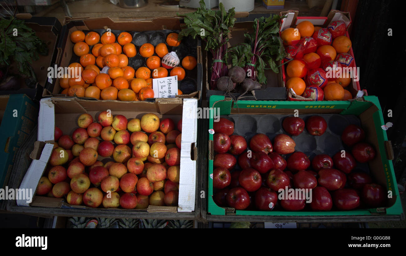 Frutta e verdura in confezione e presentato shop stile anteriore Foto Stock