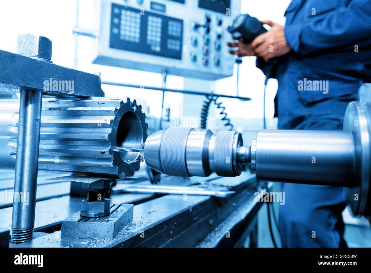 Uomo di funzionamento di perforazione CNC e macchina alesatrice. L'industria Foto Stock