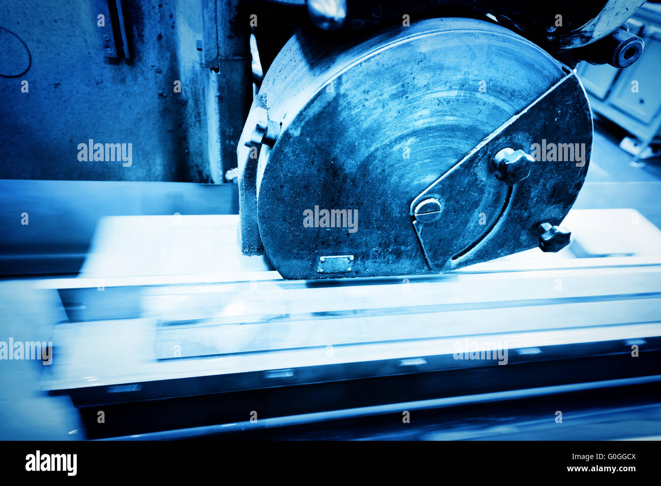 Metallo di grandi dimensioni ha visto al lavoro in officina. Industrial Foto Stock