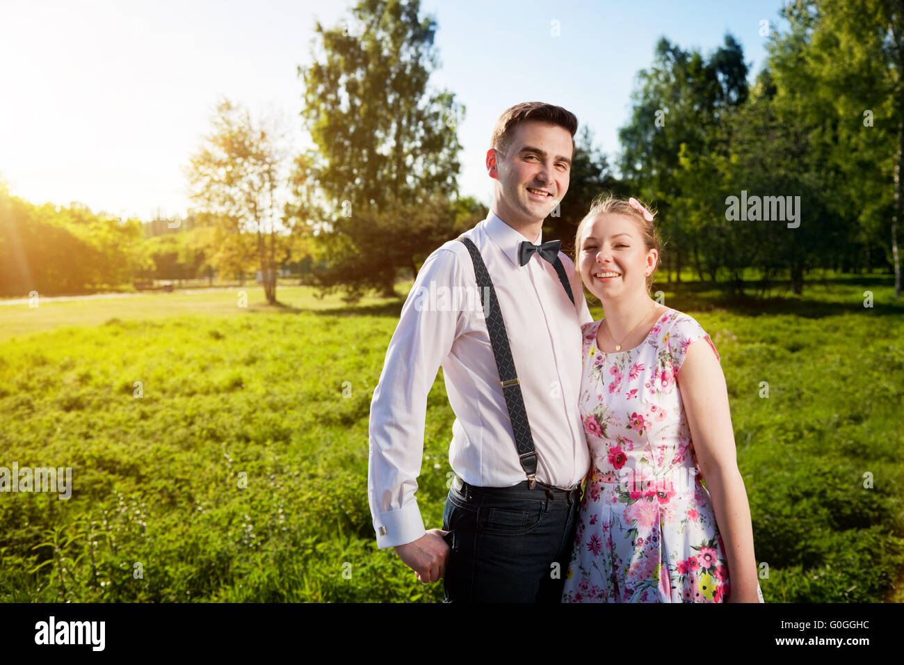 Giovane coppia felice in amore ritratto in estate park Foto Stock