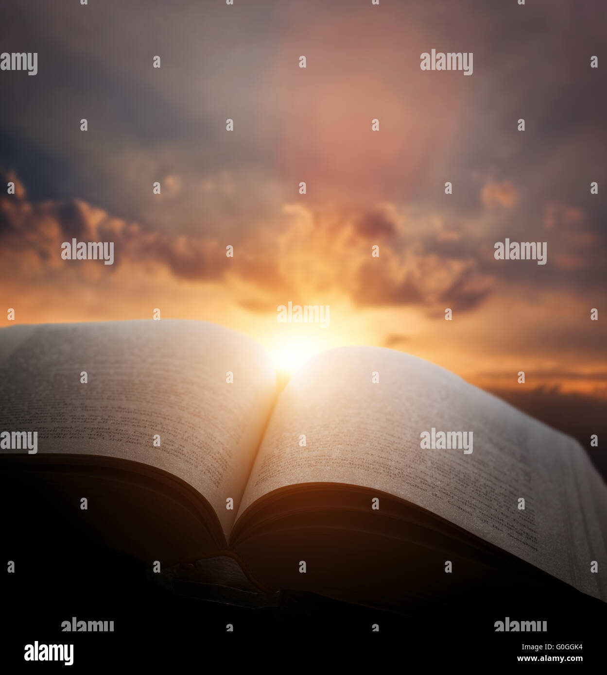 Aprire il vecchio libro, la luce dal Cielo di tramonto Cielo. Istruzione, concetto di religione Foto Stock