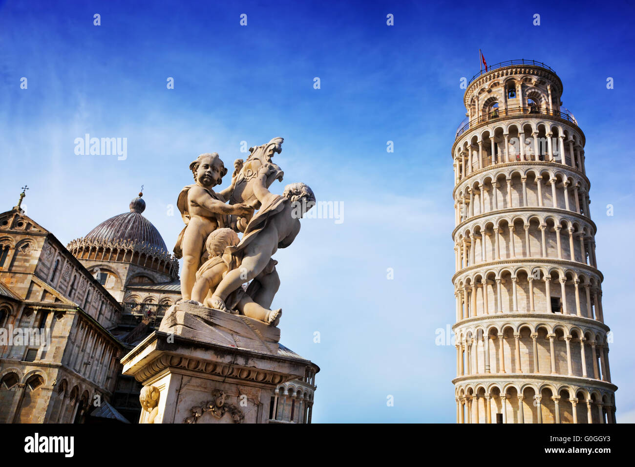 Fontana con angeli accanto al Duomo di Pisa con la Torre Pendente di Pisa, Toscana, Italia Foto Stock