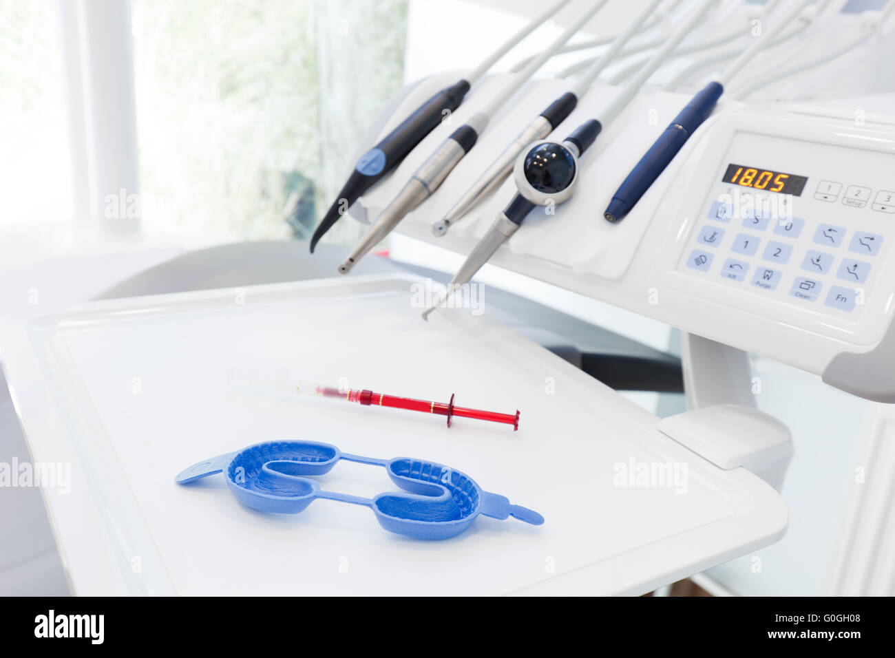 Attrezzature e strumenti odontoiatrici in studio dentistico. Odontoiatria Foto Stock