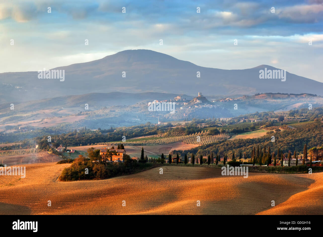 Paesaggio toscano a sunrise. Agriturismo in Toscana casa, cipressi, sulle colline. Foto Stock