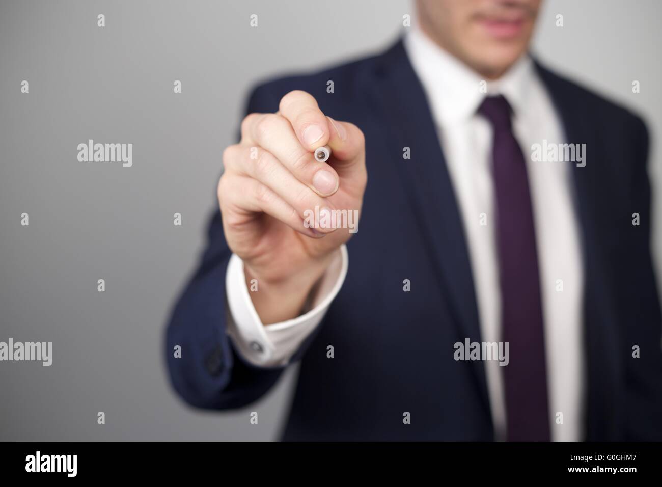 Business man iscritto su glas Foto Stock
