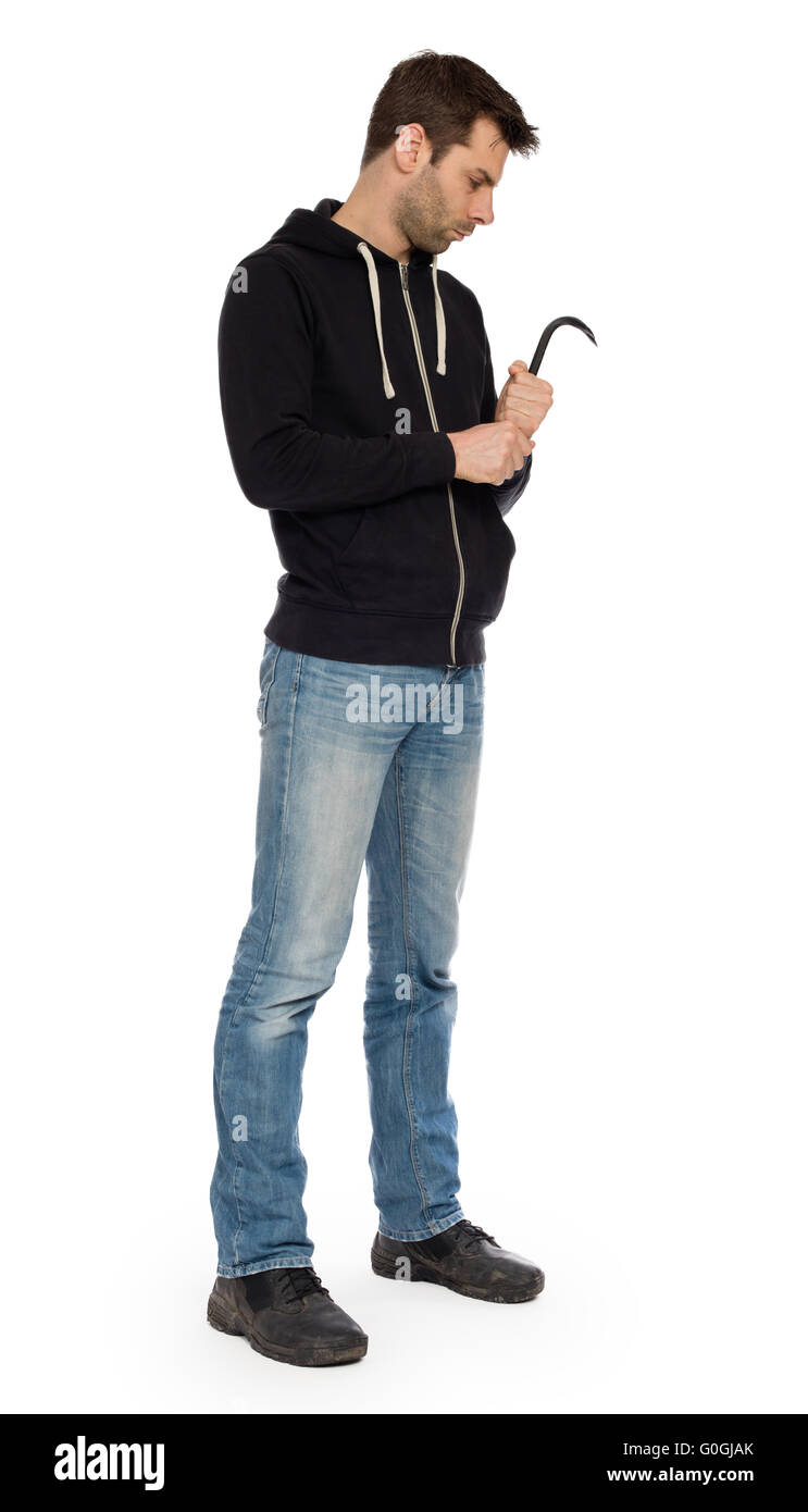 Il concetto di criminalità. Penale nel cofano con il piede di porco in mano, isolato su bianco Foto Stock