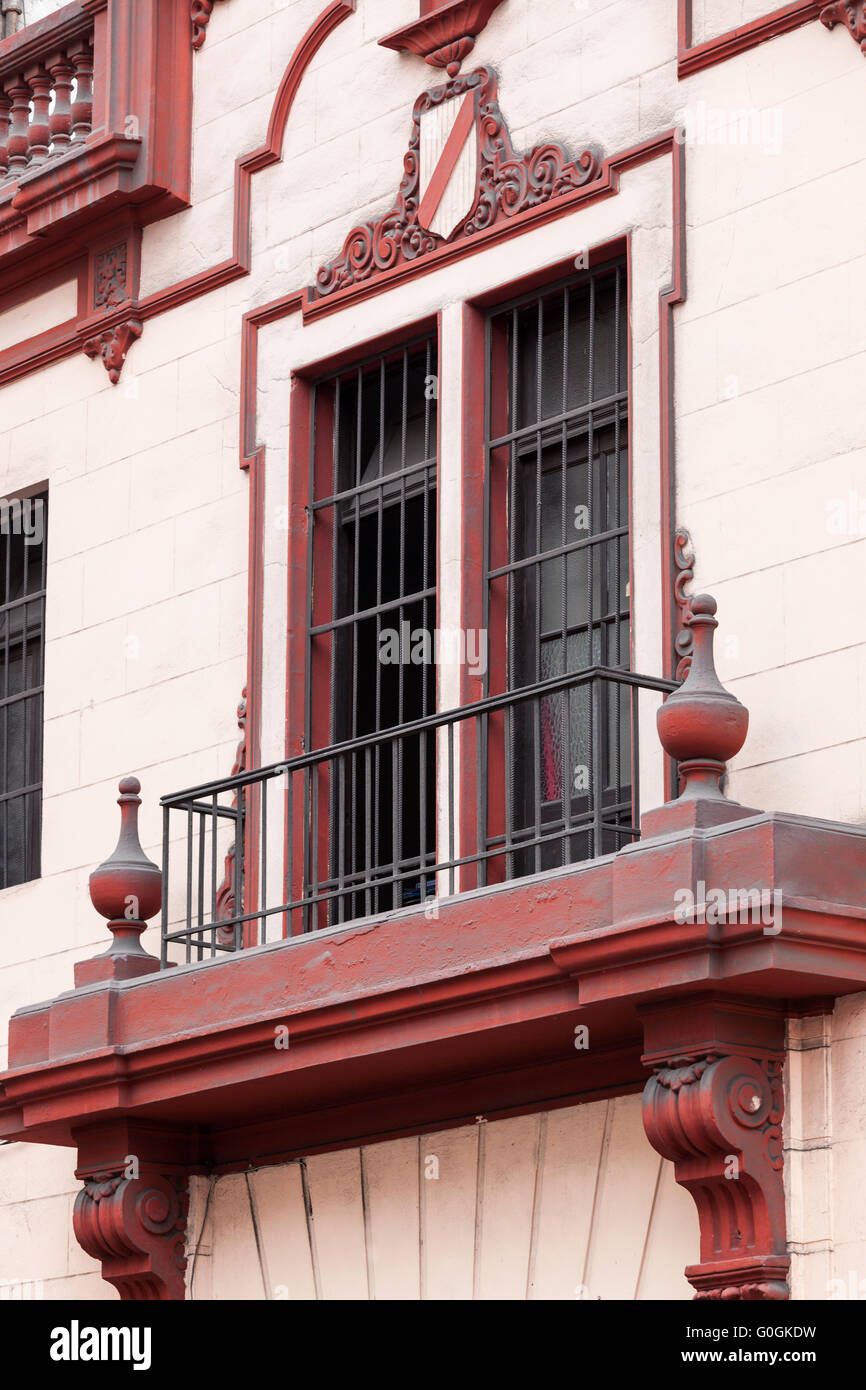 Le finestre del balcone e parete rosa Foto Stock